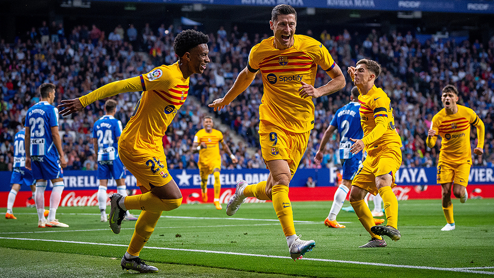 Ô tô tông vào đám đông trước trận derby, 15 người bị thương ngày Barcelona vô địch La Liga.